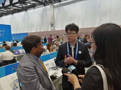 北京頭條:(貿(mào)大志愿者孫浩宇)現(xiàn)場翻譯 助力記者采訪